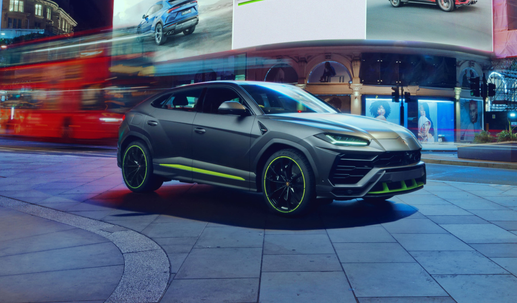 Внедорожник Lamborghini Urus в городе