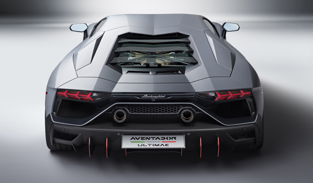 Вид сзади на автомобиль Lamborghini Aventador LP 780-4 Ultimate 2021 года на сером фоне