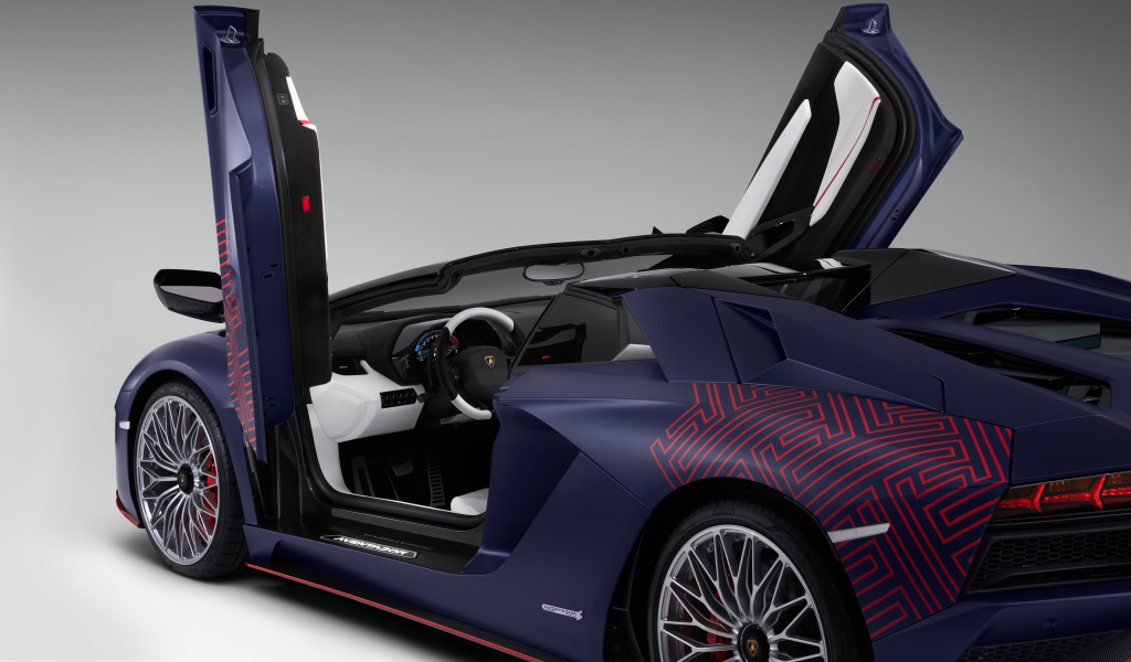 Спортивный автомобиль Lamborghini Aventador S, 2021  года на сером фоне