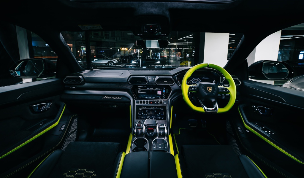 Стильный салон автомобиля Lamborghini Urus