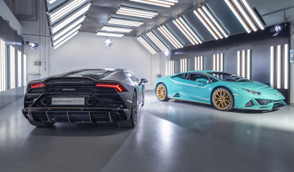 Два автомобиля  Lamborghini Huracán 2021 года в гараже