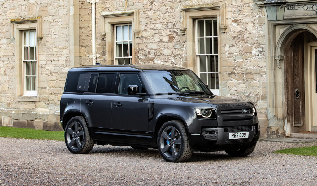 Внедорожник Land Rover Defender 110 V8 Carpathian Edition 2021 года у стены