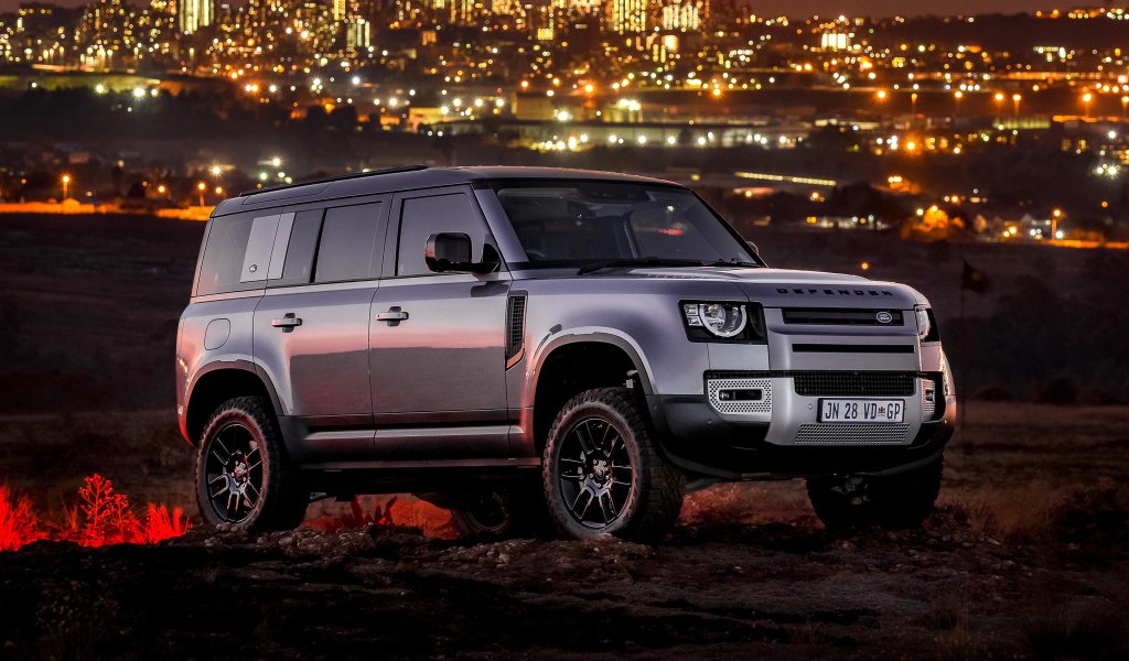 Серебристый внедорожник Land Rover Defender 110 P400 S Urban Pack 2021 года на фоне города