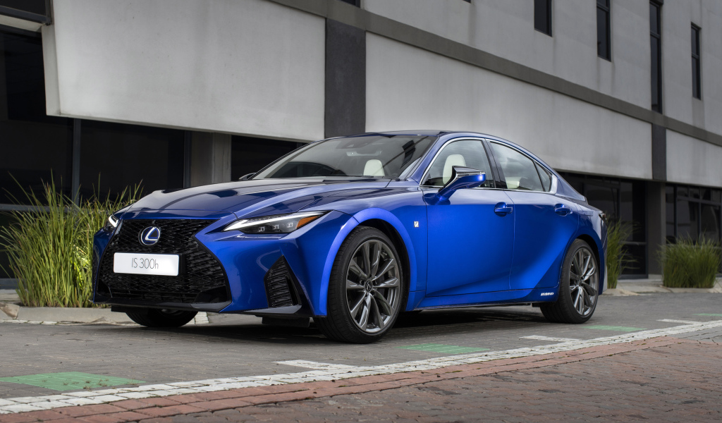 Синий автомобиль Lexus IS 300h F SPORT 2021 года