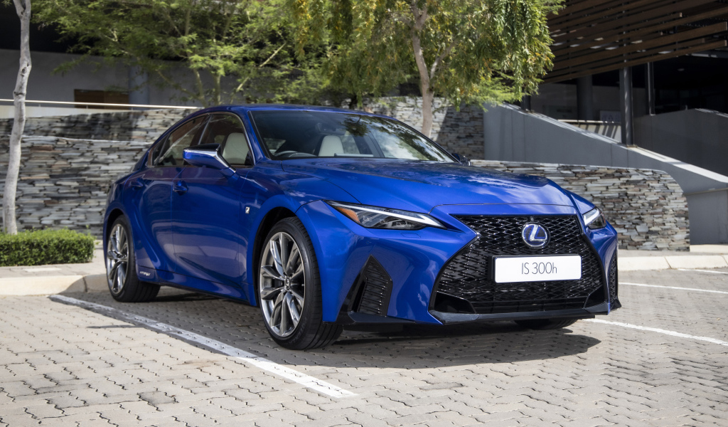 Синий автомобиль Lexus IS 300h F SPORT 2021 года вид спереди