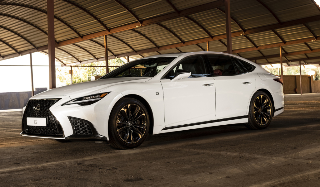 Белый автомобиль Lexus LS 500 F SPORT 2021 года