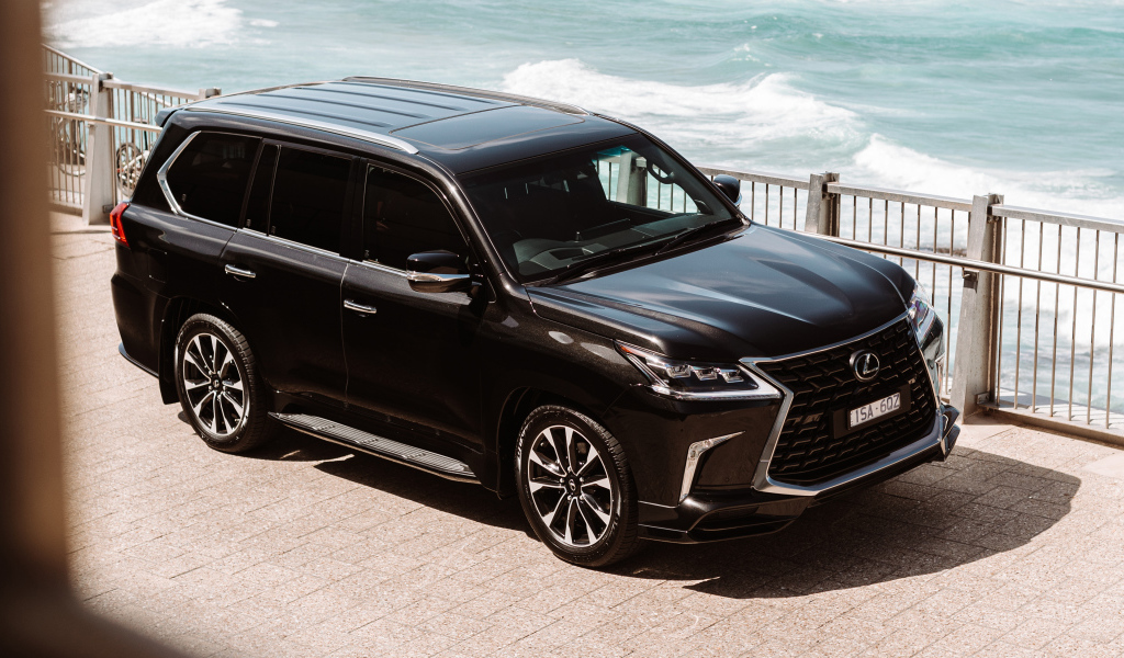 Черный внедорожник Lexus LX 570 S 2021 года у воды