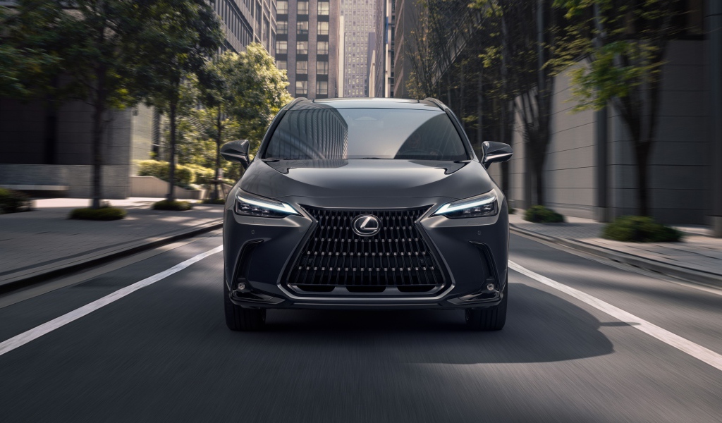 Автомобиль Lexus NX 400h 2021 года вид спереди