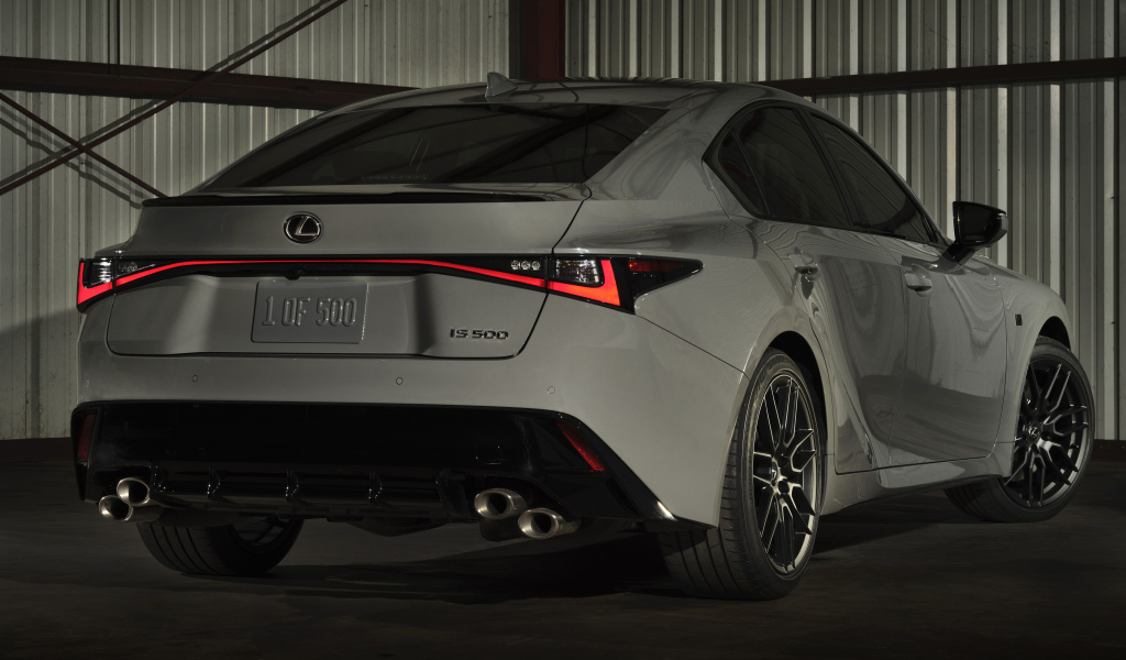 Белый автомобиль Lexus IS 500 F SPORT, 2022 года вид сзади