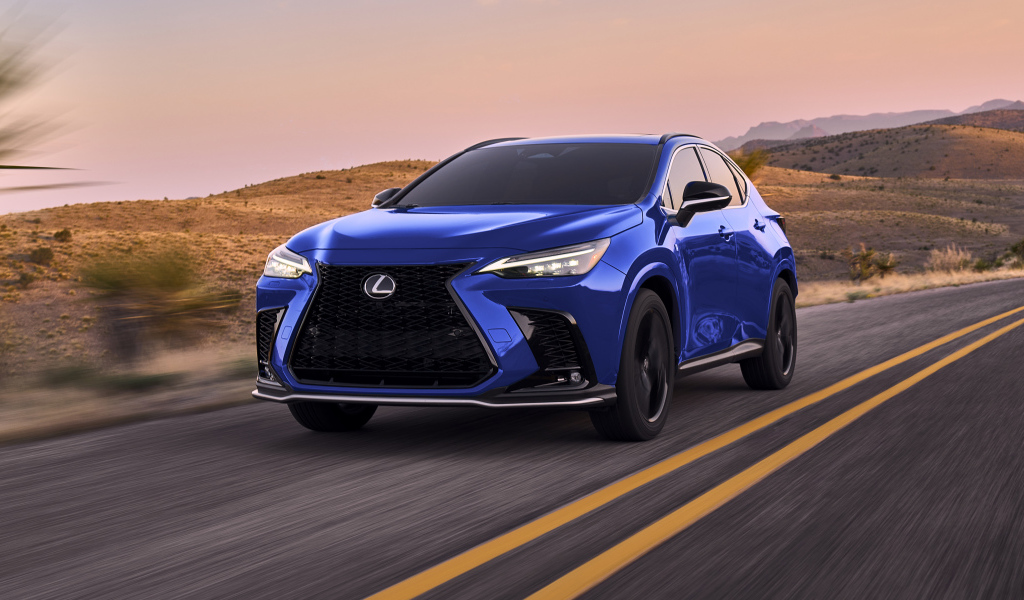 Синий автомобиль Lexus NX 450h+ AWD F SPORT, 2022 года на трассе