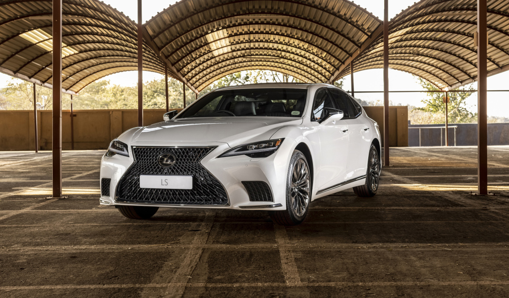 Автомобиль Lexus LS 500, 2021 года под крышей