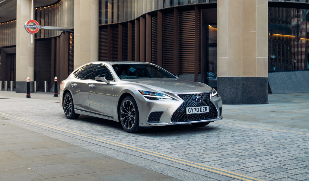 Серебристый Lexus LS 500h 2021  года в городе