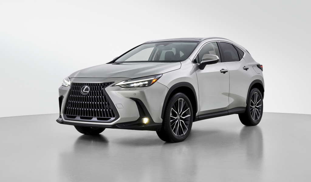 Серебристый автомобиль Lexus NX 350, 2022 года на белом фоне