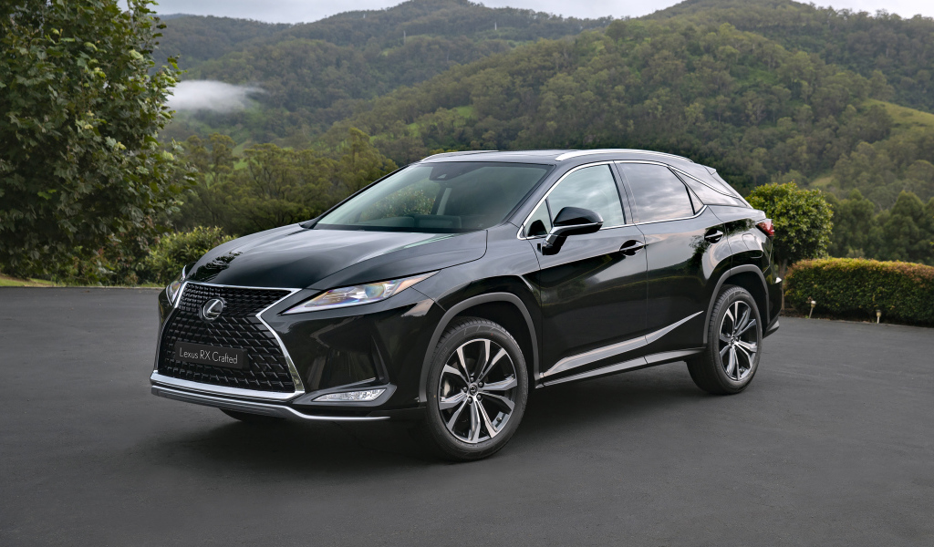 Стильный черный автомобиль Lexus RX 300 Crafted Edition 2021 года