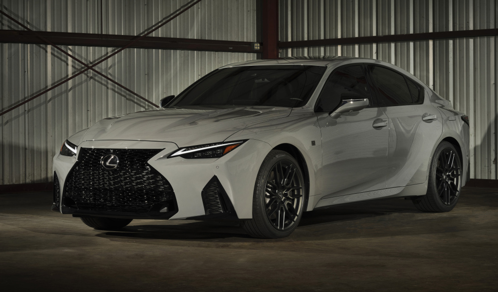 Белый автомобиль  Lexus IS 500 F SPORT, 2022 года