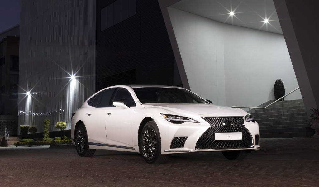 Белый Lexus LS 500, 2021 года в здании