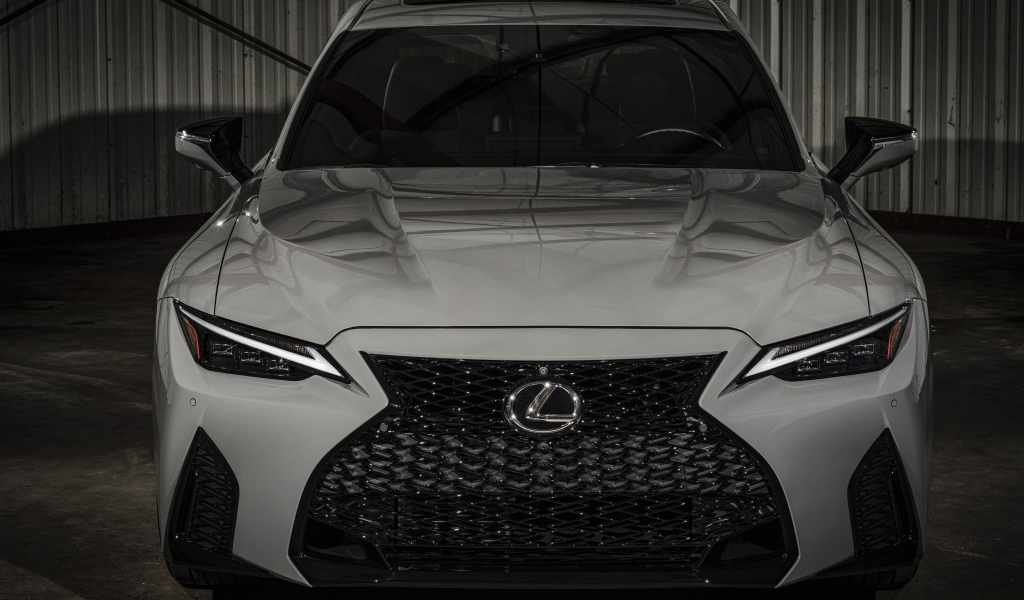 Белый автомобиль Lexus IS 500 F, 2022 года вид спереди