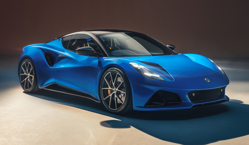 Голубой автомобиль Lotus Emira First Edition 2021 года