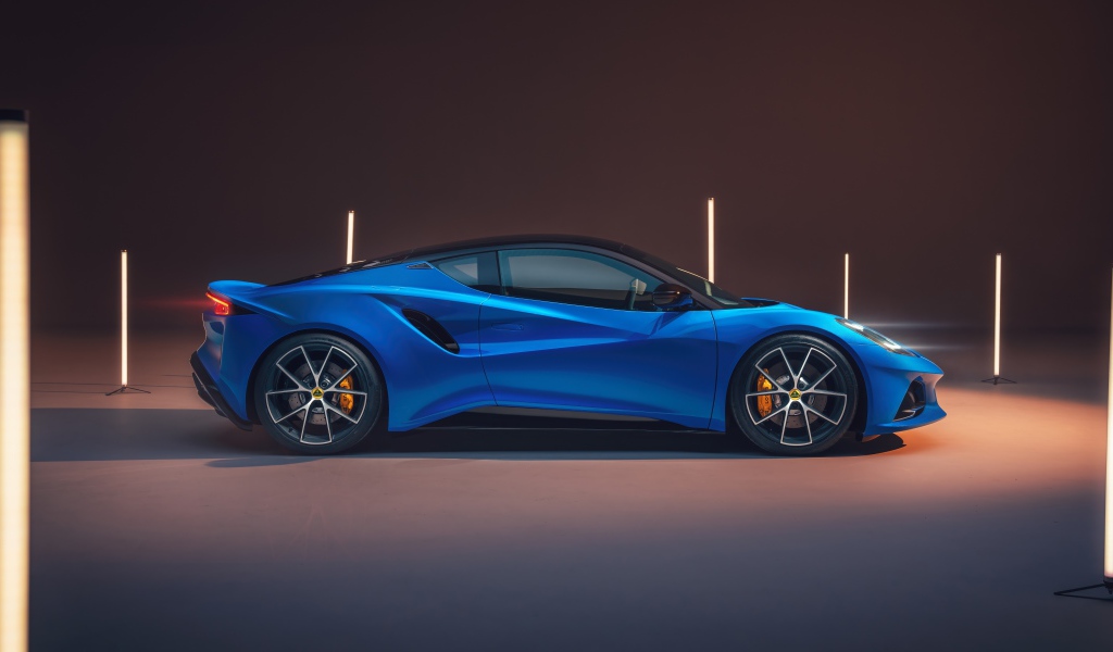 Вид сбоку на автомобиль Lotus Emira First Edition 2021 года
