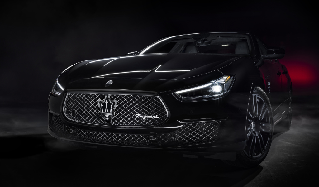 Черный автомобиль Maserati Ghibli 2021 года