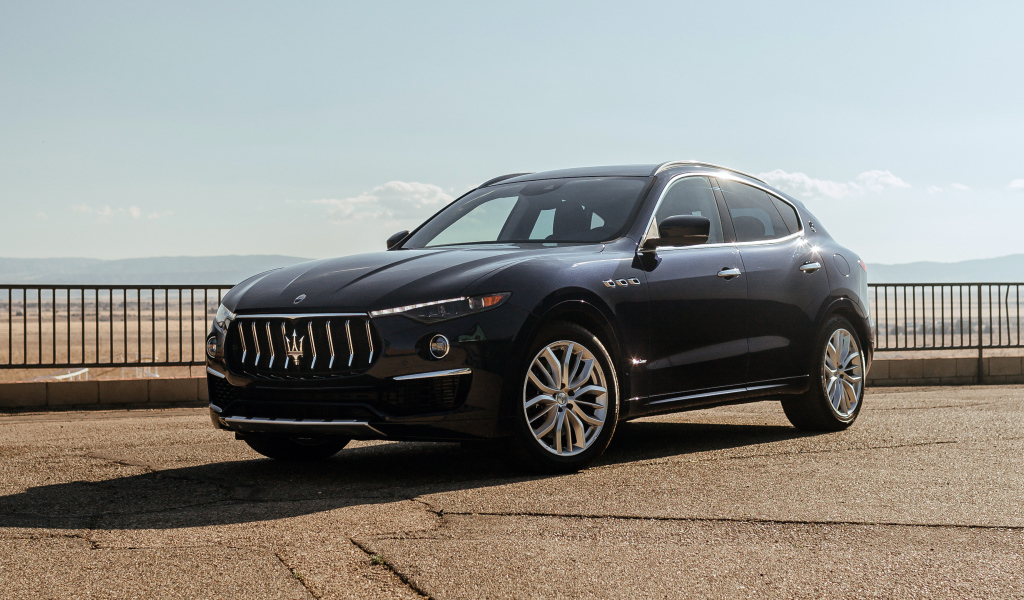 Черный автомобиль Maserati Levante S Q4 GranLusso, 2021 года