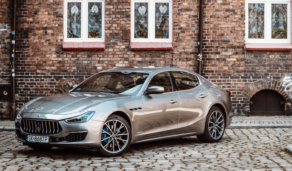 Автомобиль Maserati Ghibli у дома