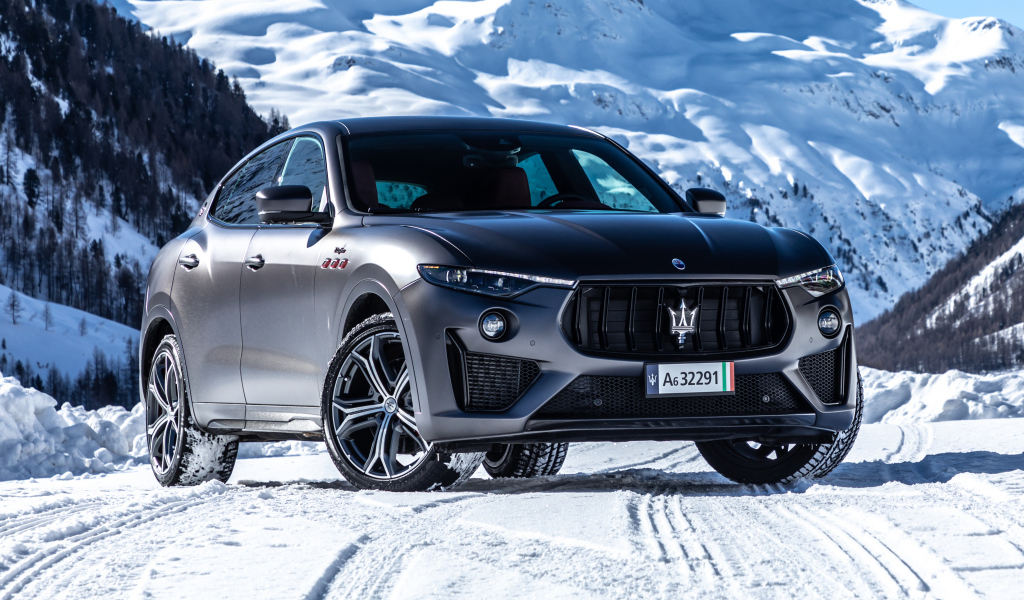 Серебристый автомобиль Maserati Levante Trofeo в горах