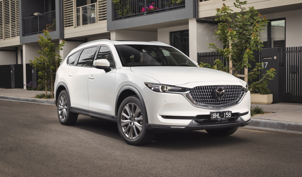 Белый внедорожник Mazda CX-8 2021 года
