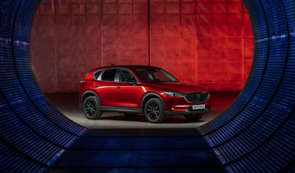 Красный автомобиль Mazda CX-5 Kuro Edition 2021 года