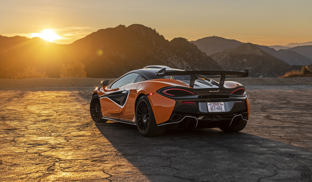 Автомобиль McLaren 620R, 2021 года вид сзади в лучах солнца