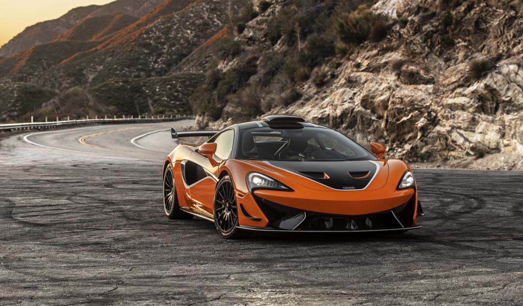 Спортивный автомобиль McLaren 620R, 2021 года в горах