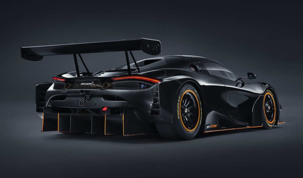 Черный спортивный автомобиль McLaren 720S GT3X 2021 года вид сзади