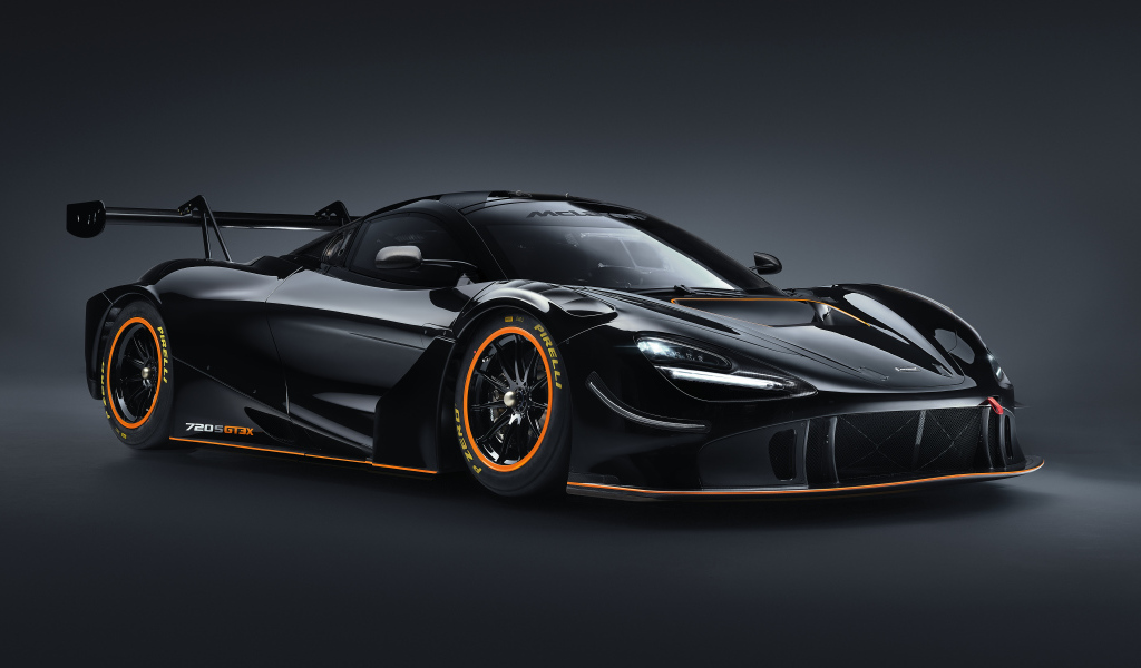 Черный спортивный автомобиль McLaren 720S GT3X 2021 года на сером фоне