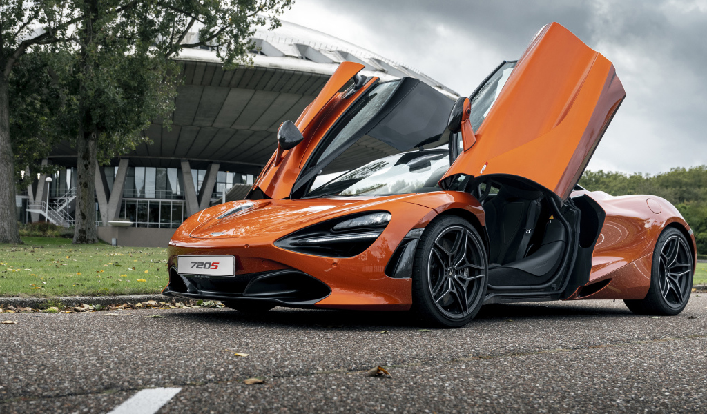 Оранжевый автомобиль McLaren 720S 2021 года с открытыми дверями