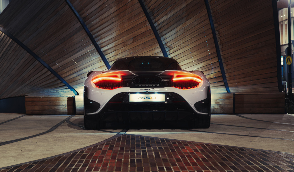 Спортивный автомобиль McLaren 765LT, 2021 года вид сзади
