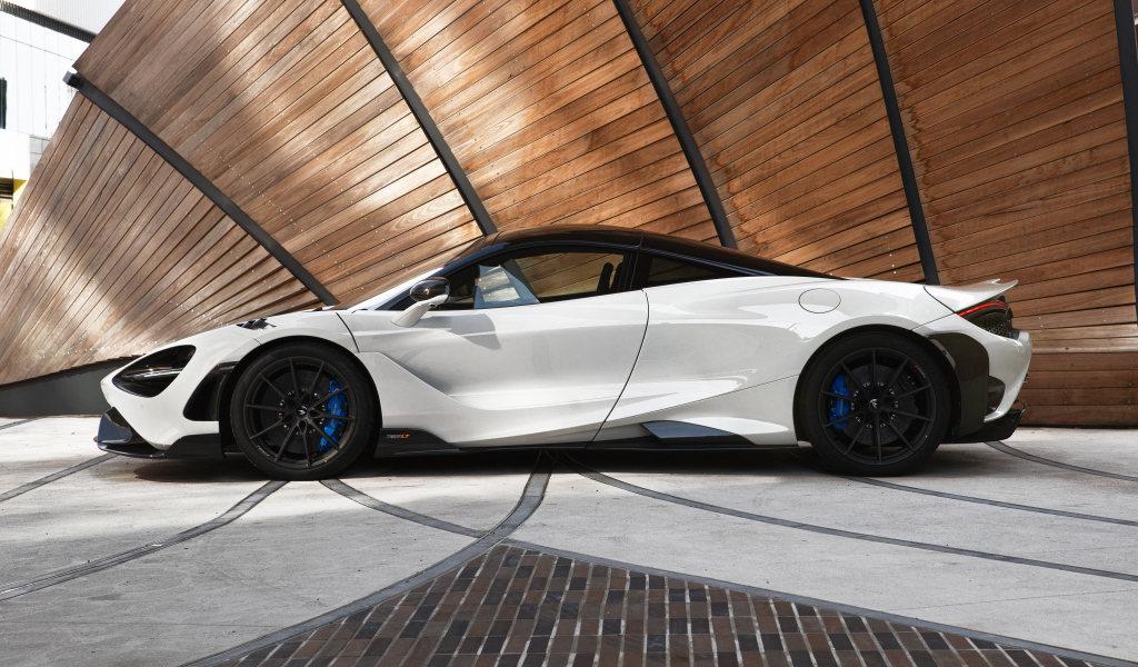 Белый автомобиль  McLaren 765LT, 2021 года вид сбоку