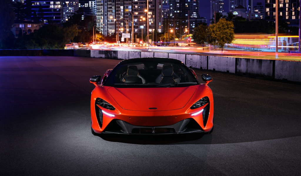 Красный автомобиль McLaren Artura 2021 года вид спереди