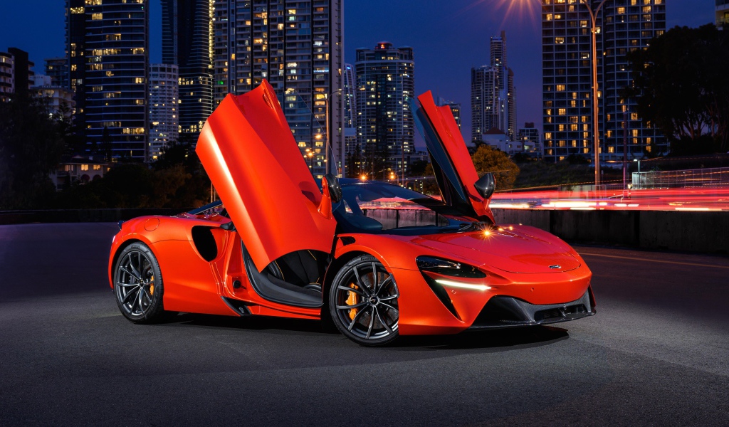Спортивный автомобиль McLaren Artura 2021 года с открытыми дверями