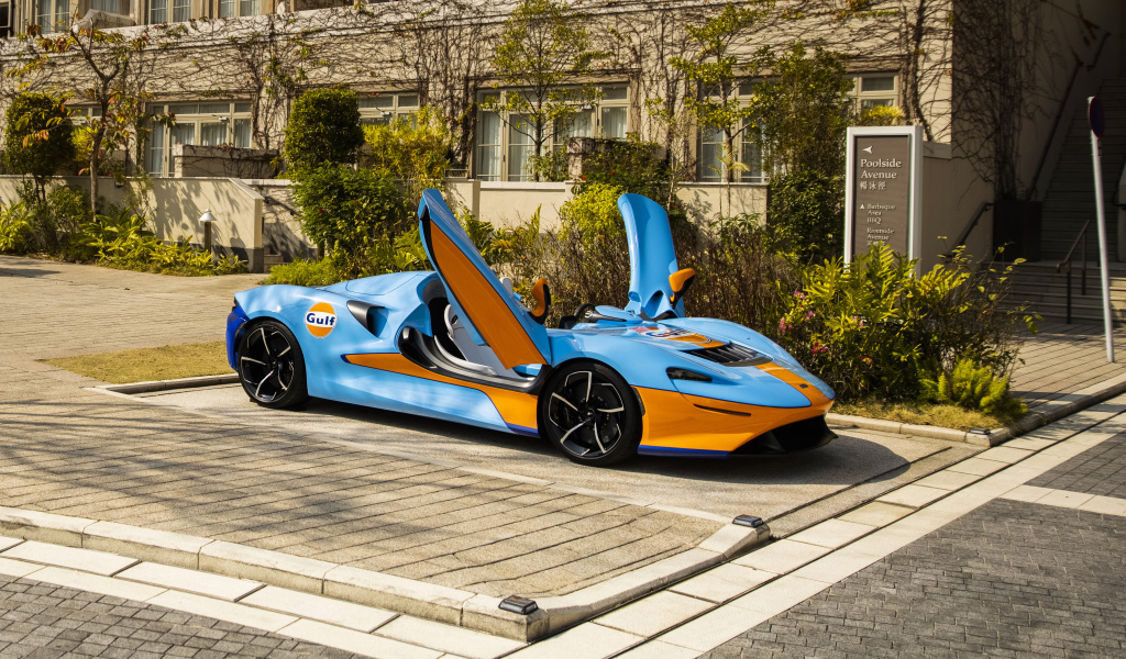 Автомобиль  McLaren Elva Gulf Theme, 2021 года у дома