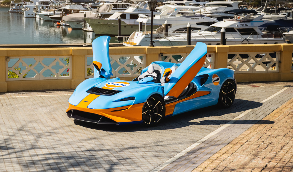 Спортивный автомобиль  McLaren Elva Gulf Theme, 2021 года с открытыми дверями