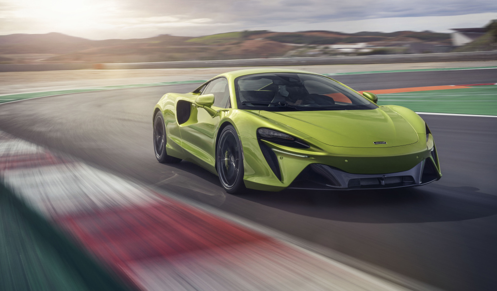 Автомобиль McLaren Artura, 2022 года на скорости