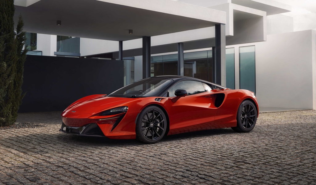 Красный спортивный автомобиль McLaren Artura 2022 года