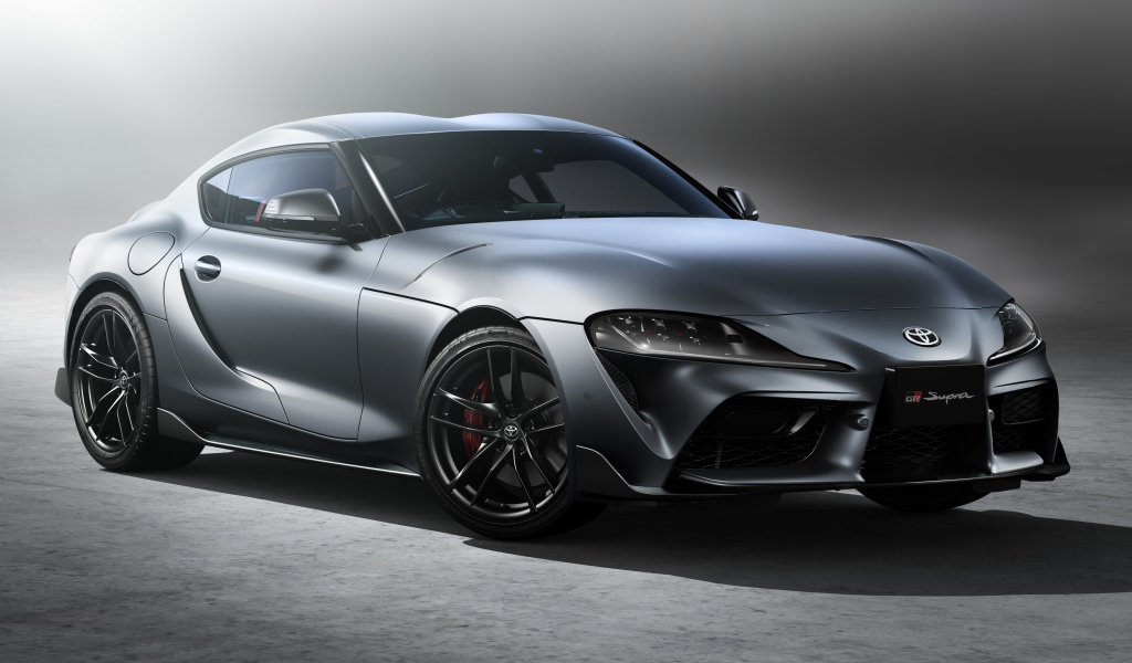 Серебристый автомобиль McLaren MSO, 2022 года