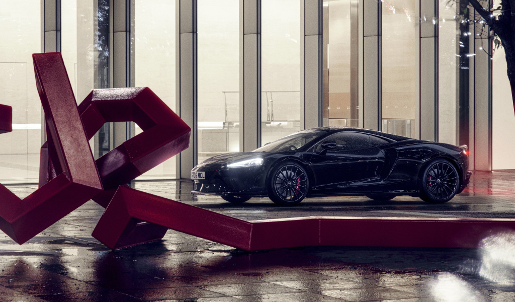 Черный быстрый McLaren GT 2022 года
