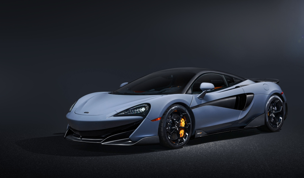 Быстрый автомобиль McLaren 600LT на черном фоне