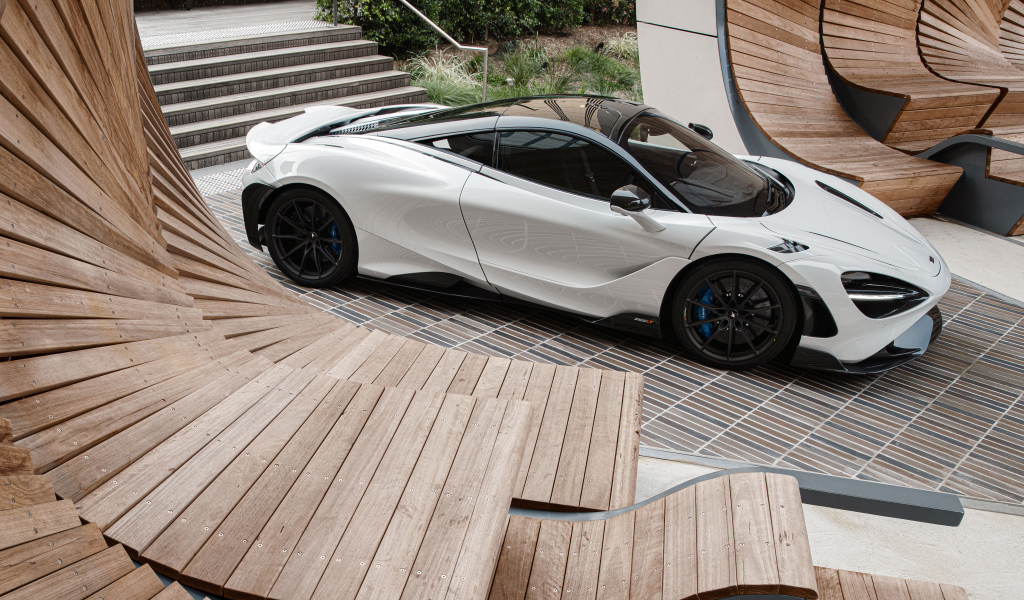 Быстрый дорогой автомобиль McLaren 765LT, 2021 года