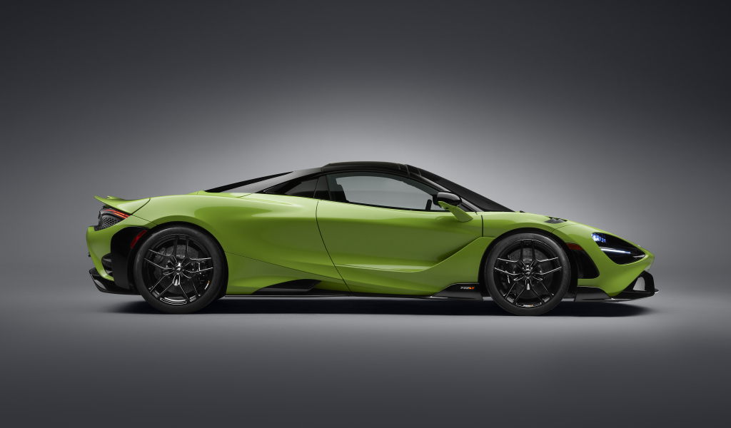 Зеленый автомобиль McLaren 765LT Spider 2022 года вид сбоку