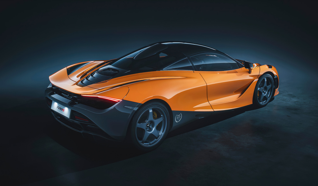 Оранжевый автомобиль McLaren 720S Le Mans вид сзади