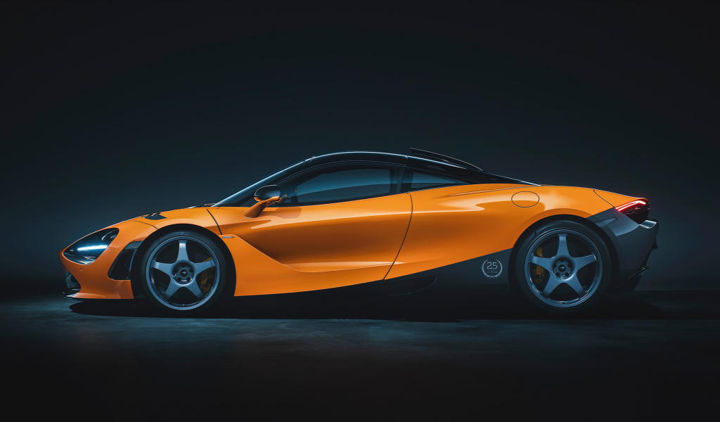 Оранжевый автомобиль McLaren 720S Le Mans вид сбоку