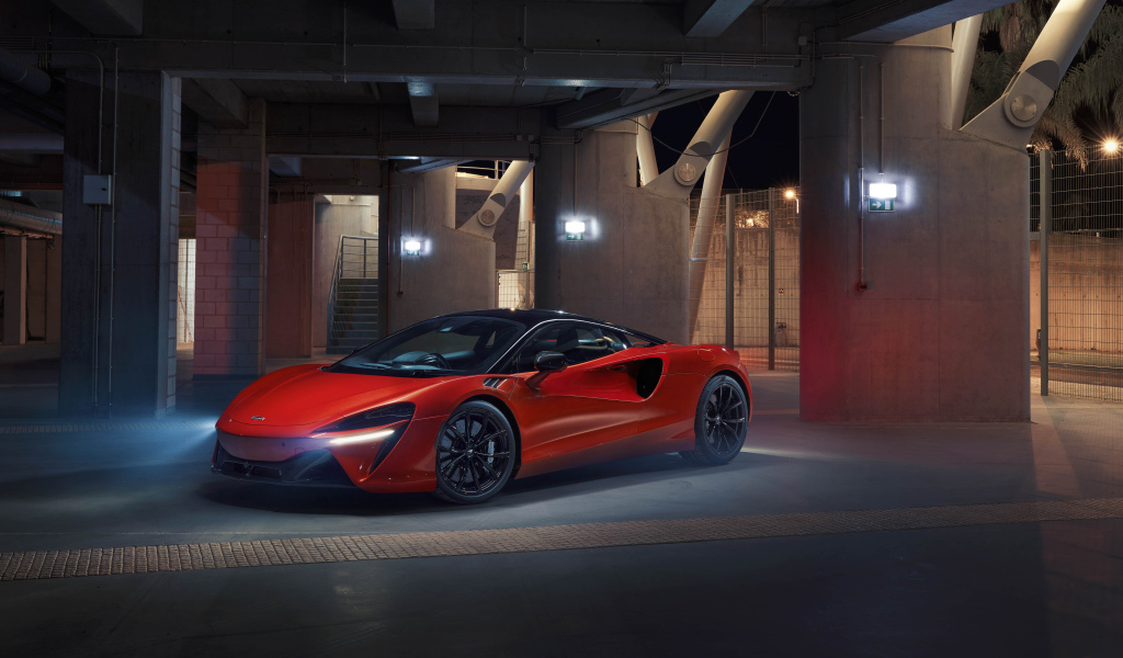 Красный McLaren Artura, 2021 года в здании
